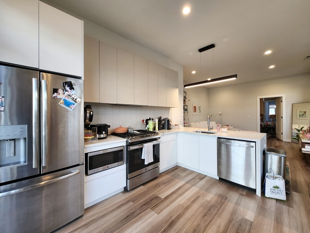 1348 W Roscoe Street - Photo 6