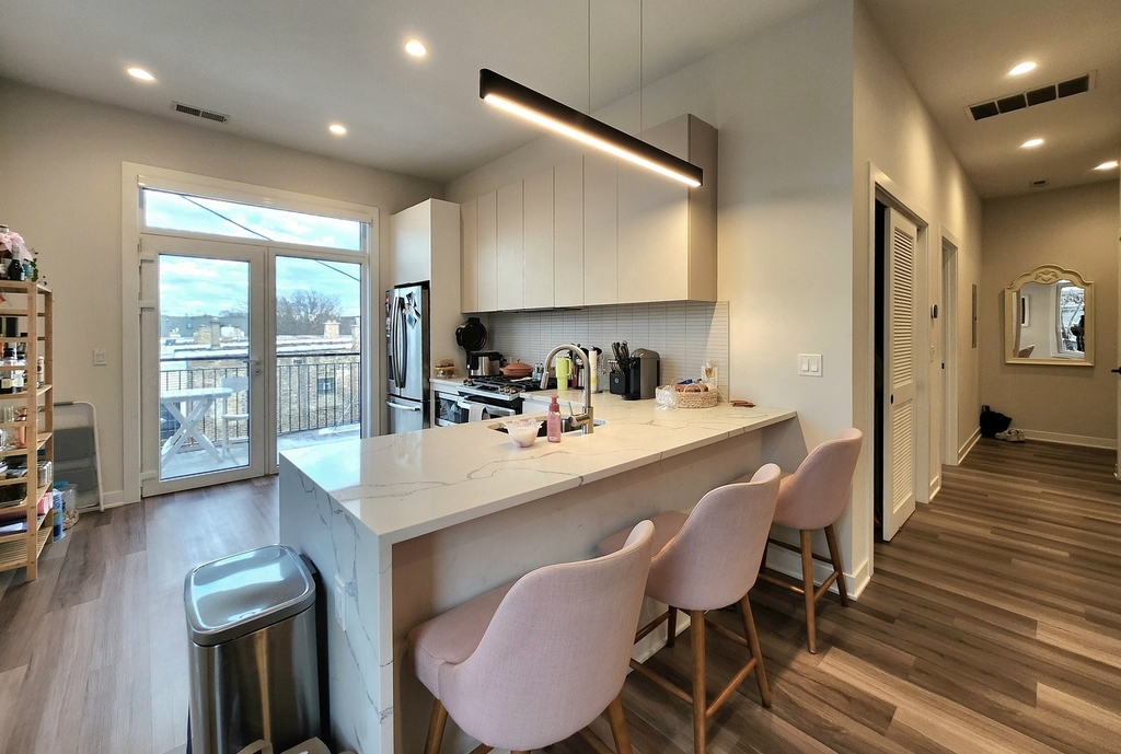 1348 W Roscoe Street - Photo 4