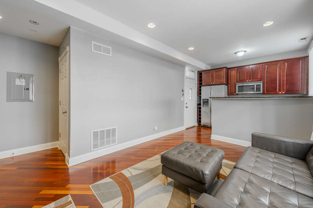 906 W Winona Street - Photo 3