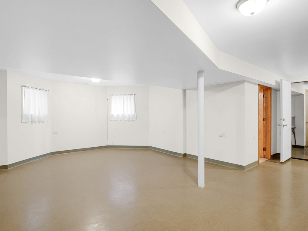 8233 S Langley Avenue - Photo 2