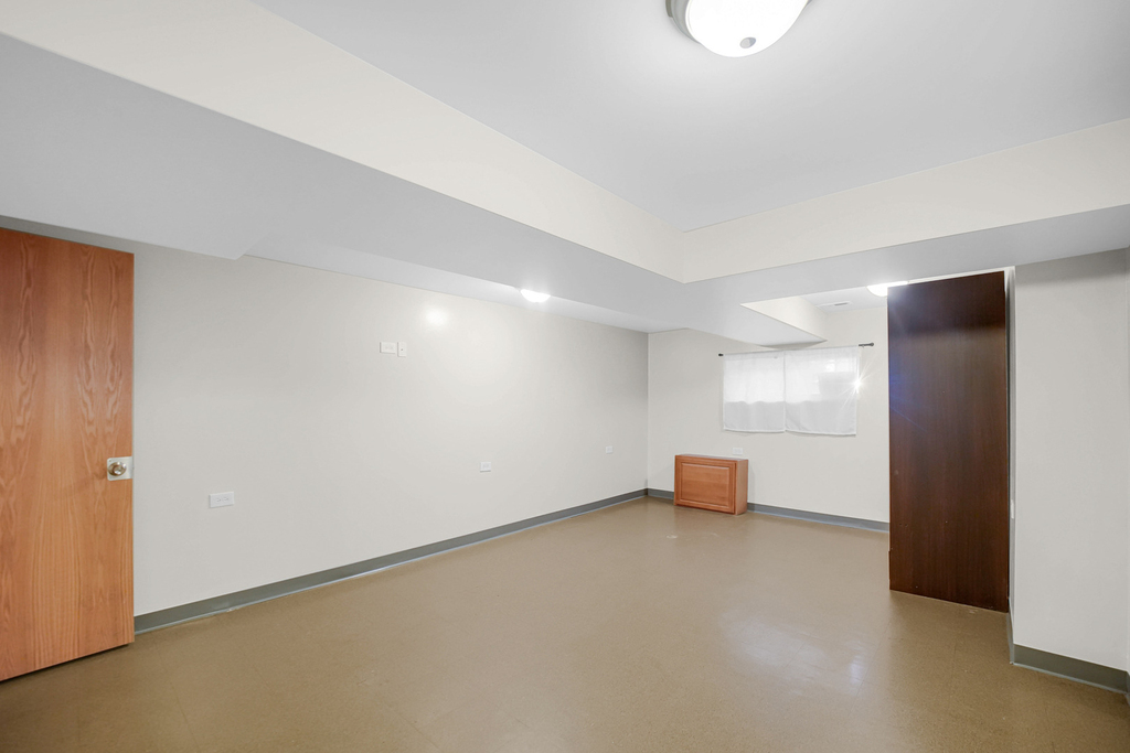 8233 S Langley Avenue - Photo 5