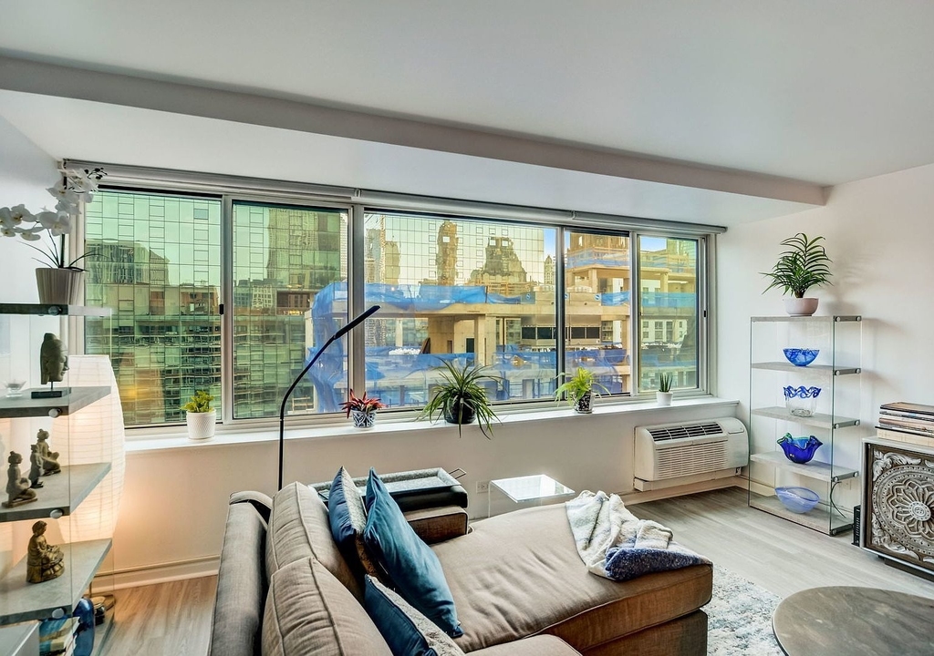 211 E Ohio Street - Photo 3