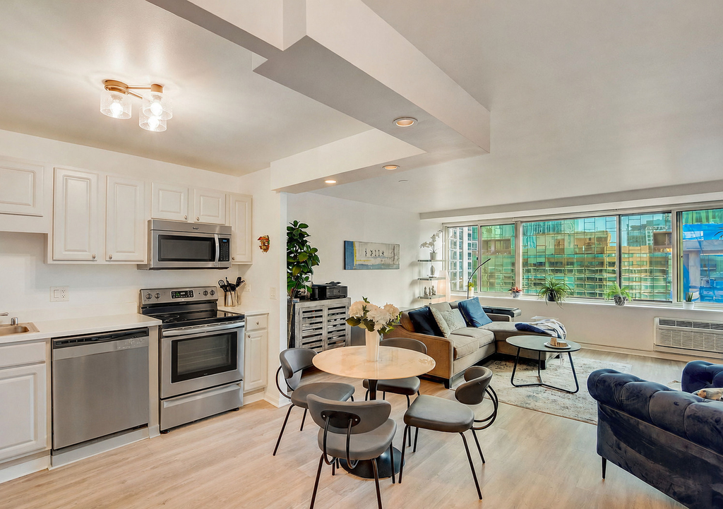 211 E Ohio Street - Photo 1