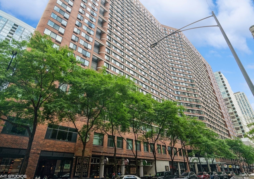 211 E Ohio Street - Photo 0
