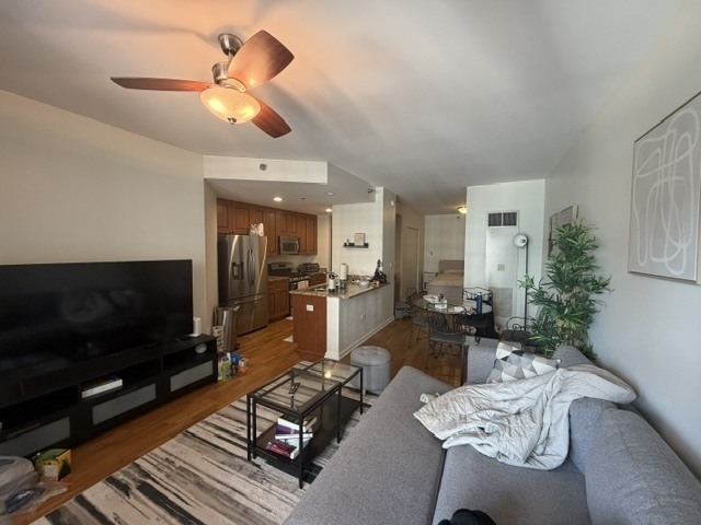 160 E Illinois Street - Photo 5