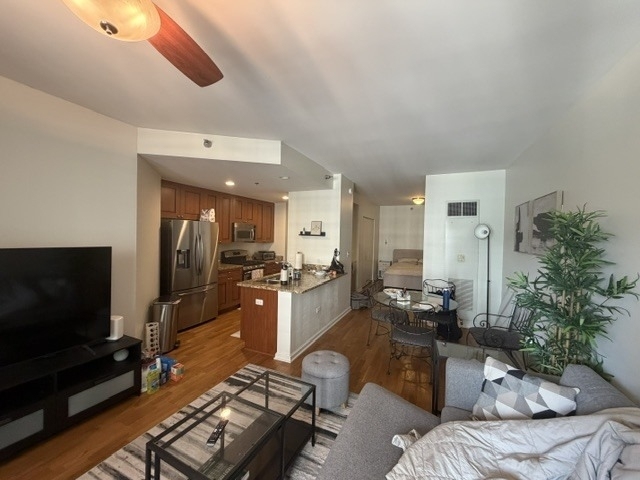 160 E Illinois Street - Photo 4