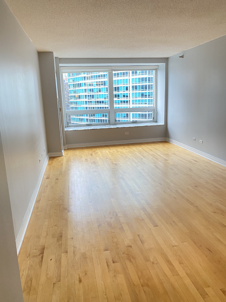 512 N Mcclurg Court - Photo 1