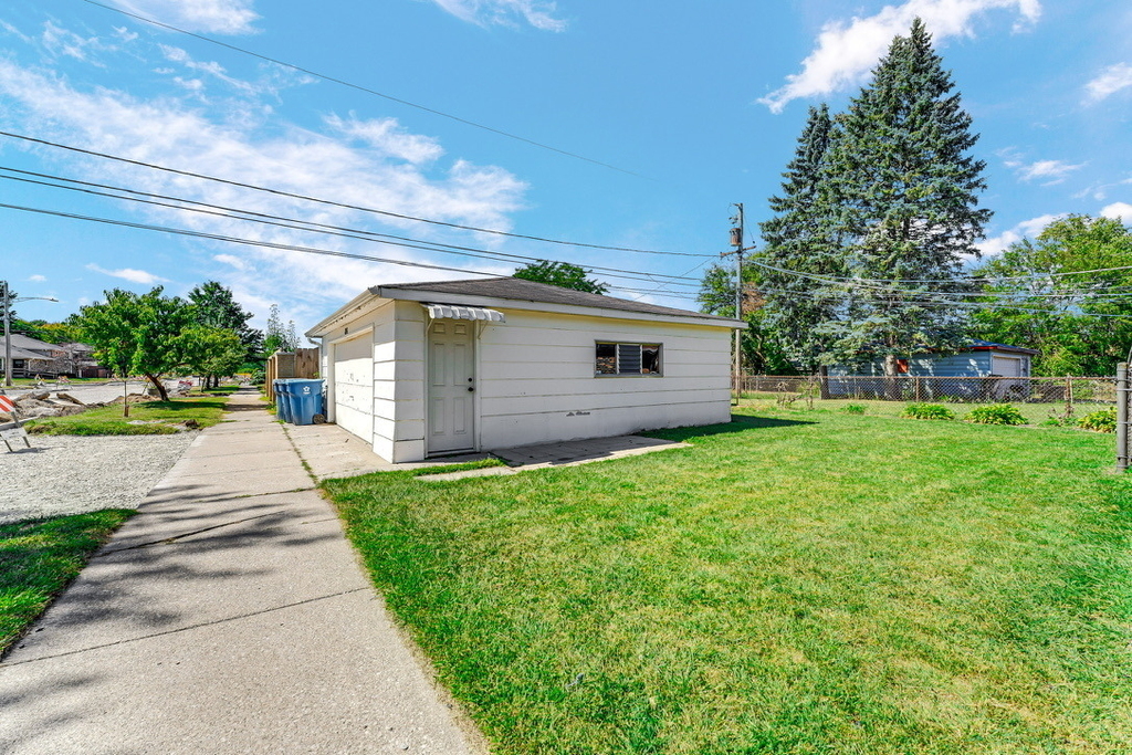 816 Mackinaw Avenue - Photo 2