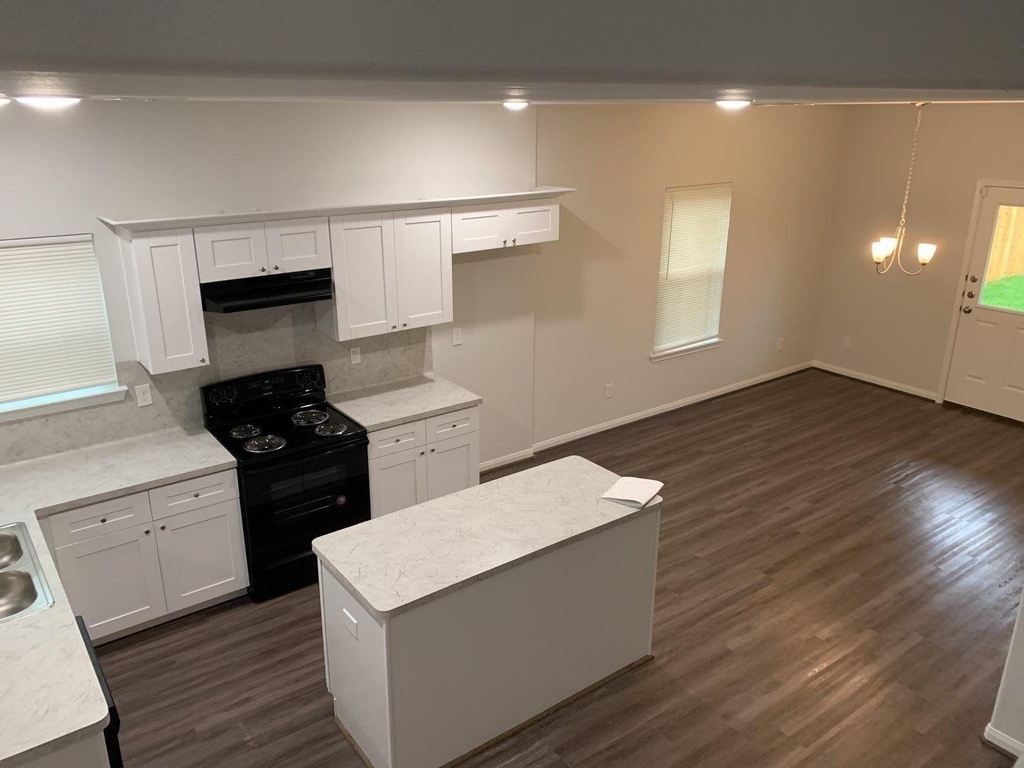 8102 Caddo - Photo 2