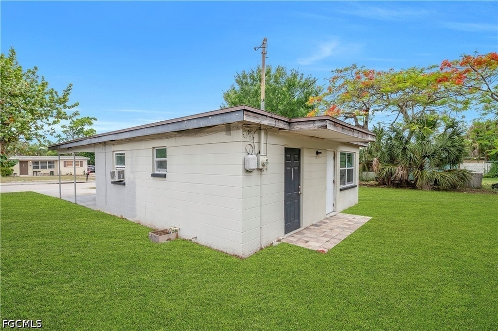 1527 Gardenia Avenue - Photo 5