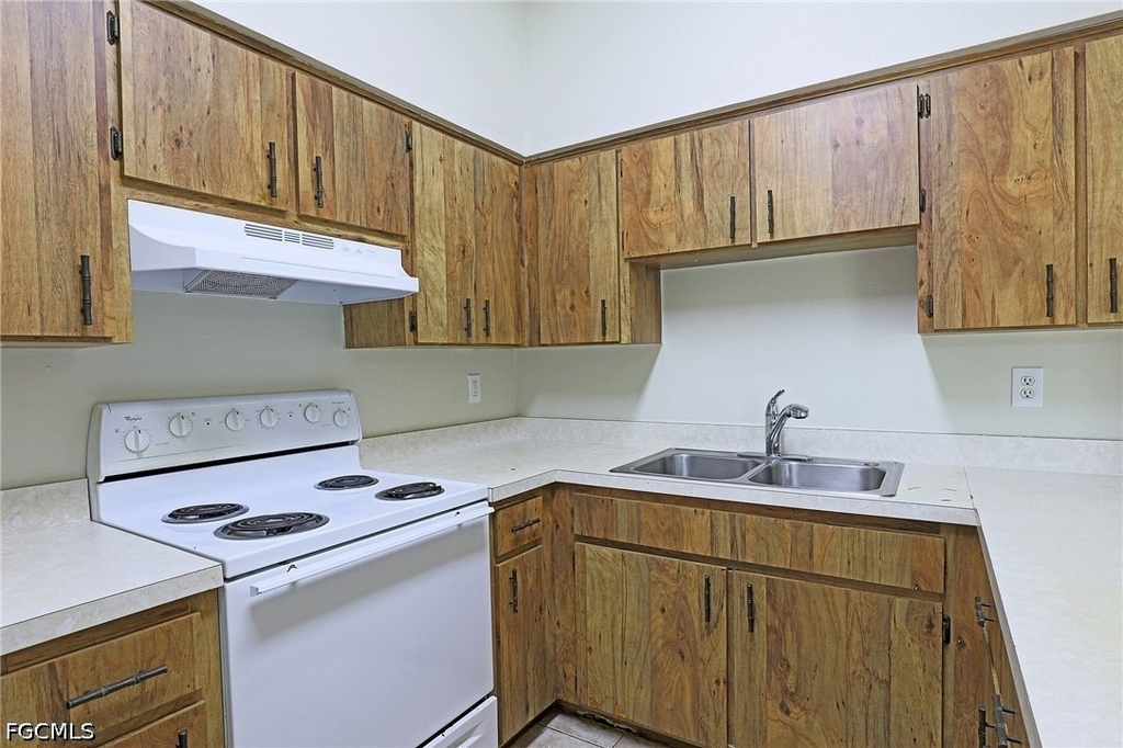 4417 Sw Santa Barbara Place - Photo 2