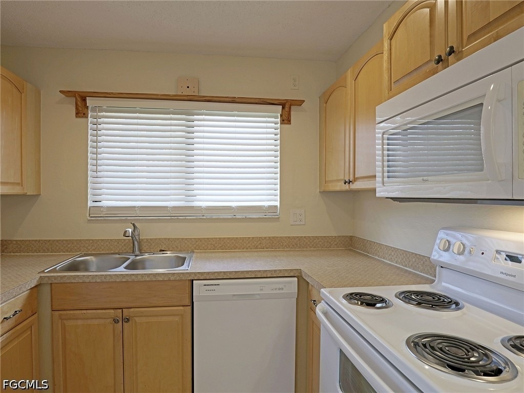 1420 Park Shore Circle - Photo 4