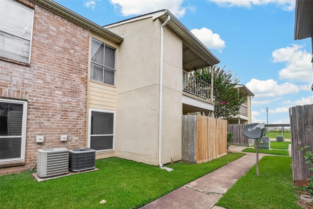 7600 Emmett F Lowry Expressway - Photo 25