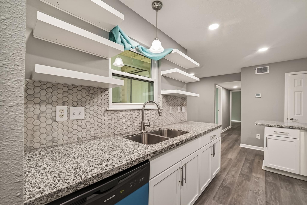7600 Emmett F Lowry Expressway - Photo 5