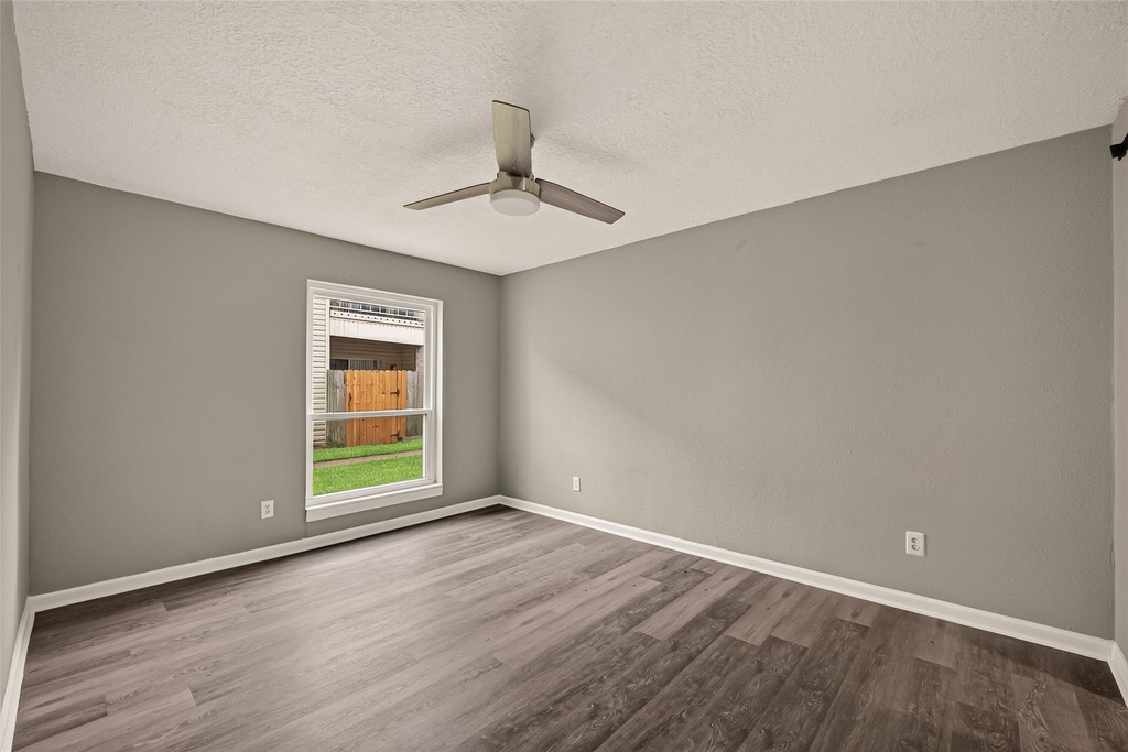 7600 Emmett F Lowry Expressway - Photo 14