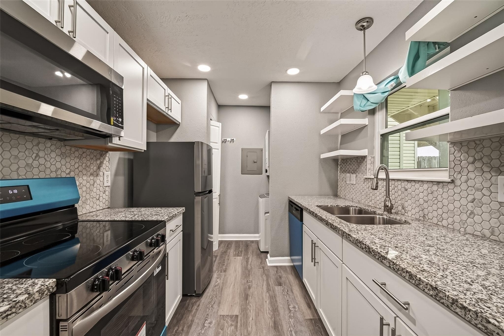 7600 Emmett F Lowry Expressway - Photo 6