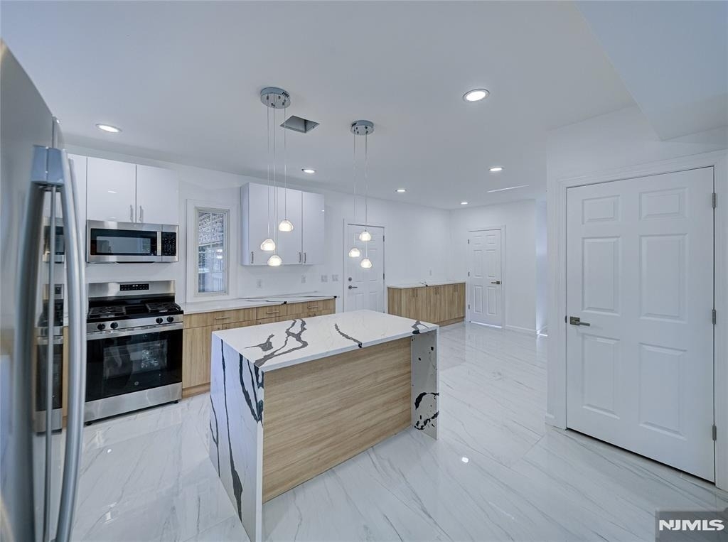 217 Heywood - Photo 6