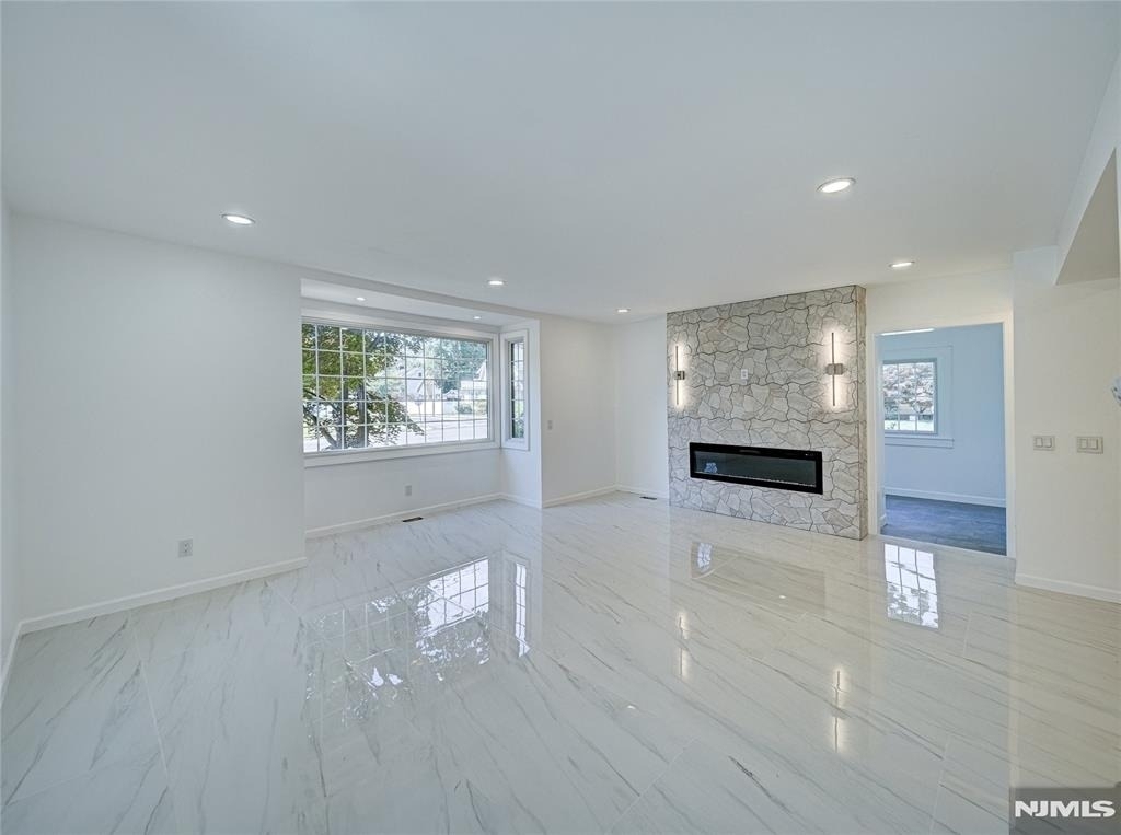 217 Heywood - Photo 2