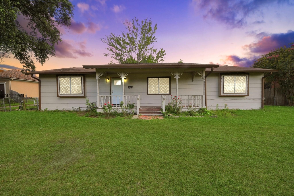 535 Pampa Street - Photo 0
