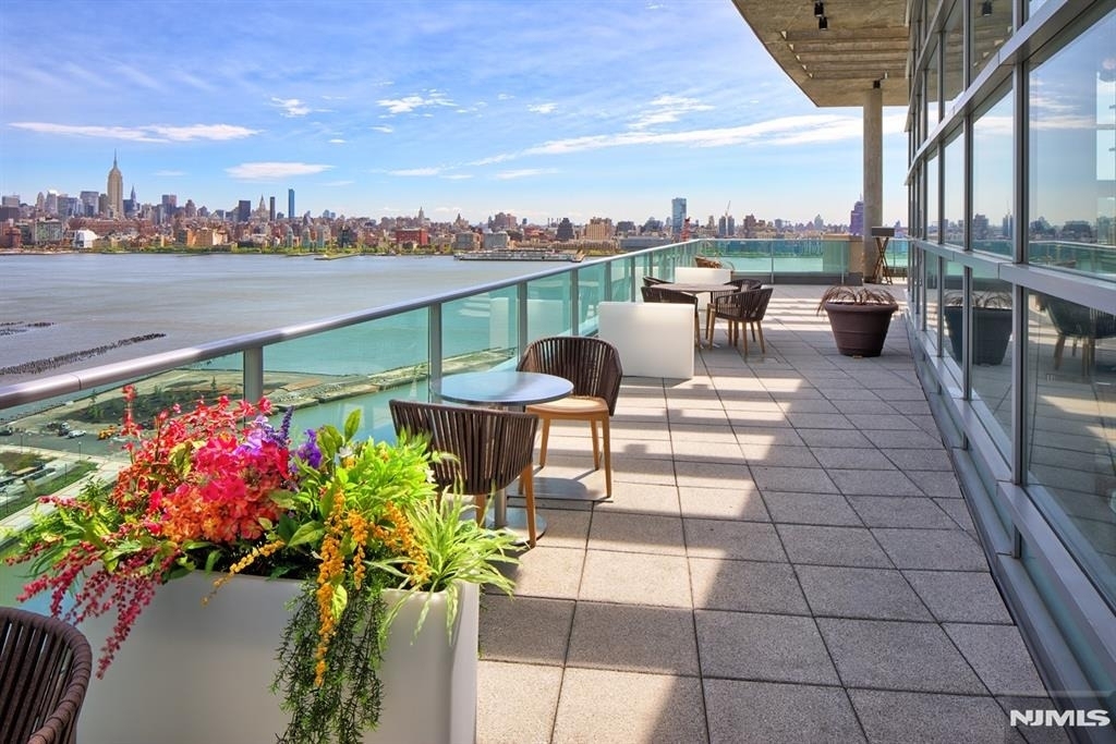 20 Newport - Photo 19