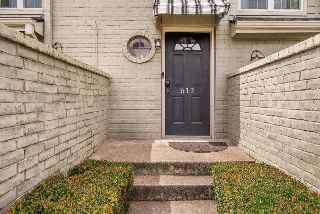 612 Fargo Street - Photo 3