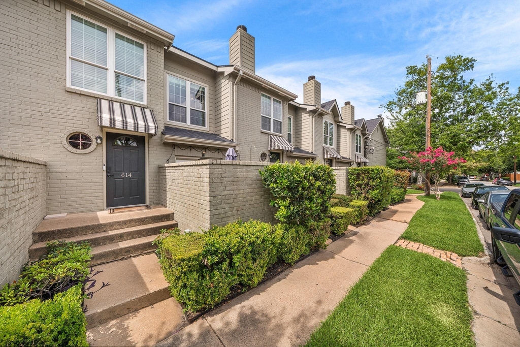 612 Fargo Street - Photo 2