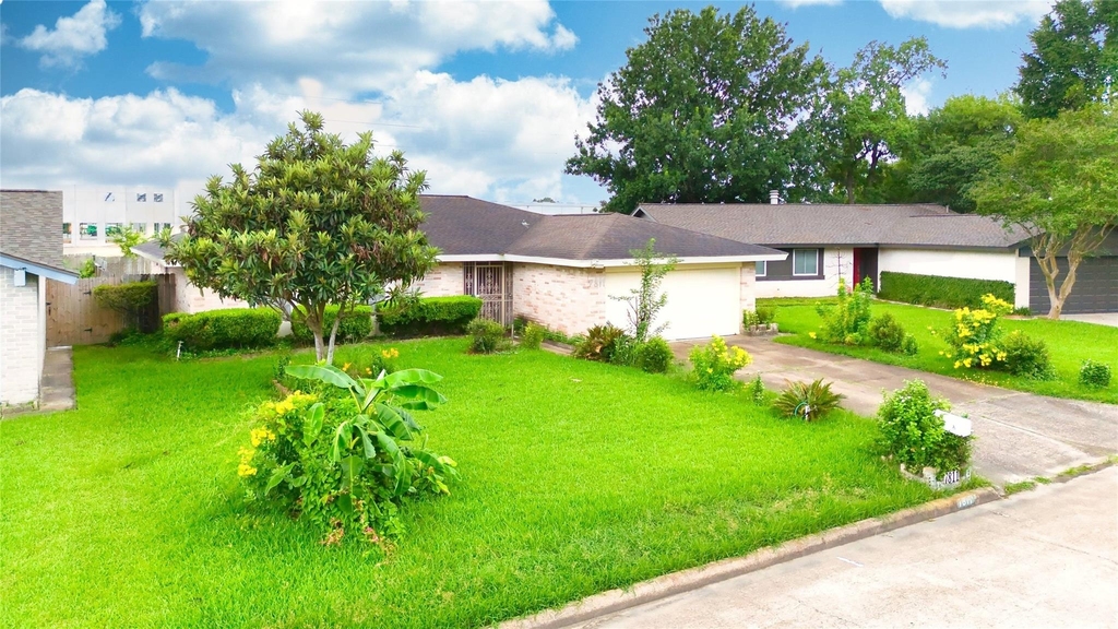 7811 Westbank Avenue - Photo 2