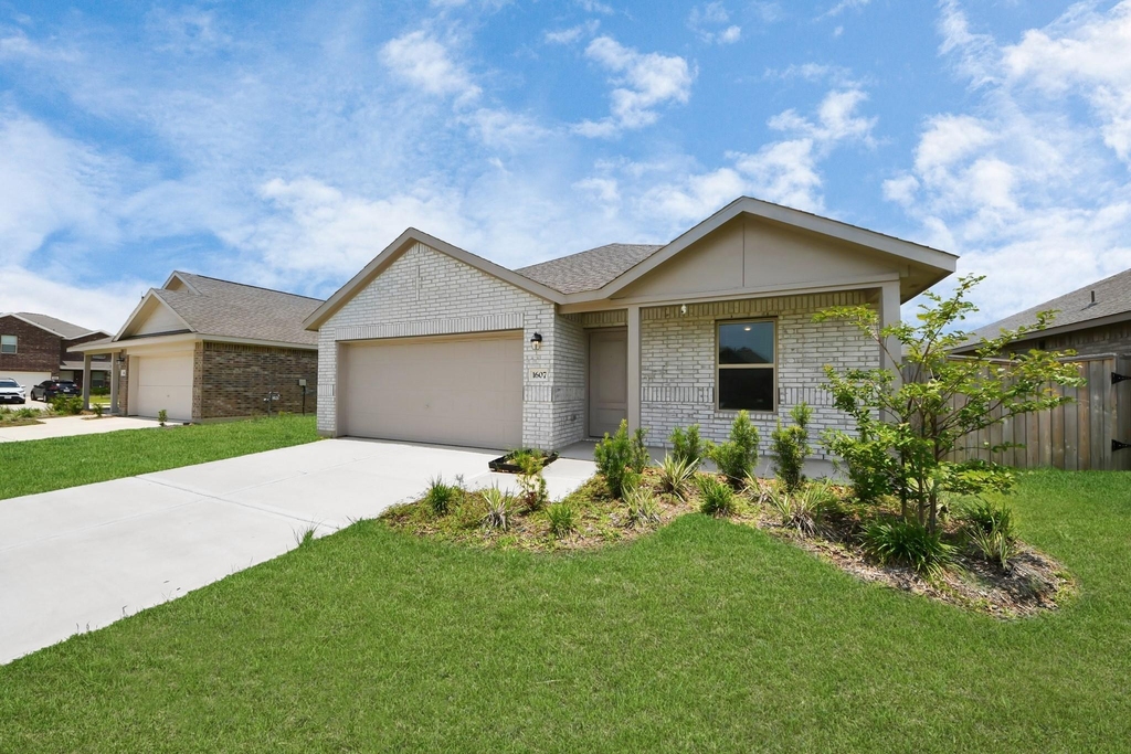 1607 Red Oak Drive - Photo 0