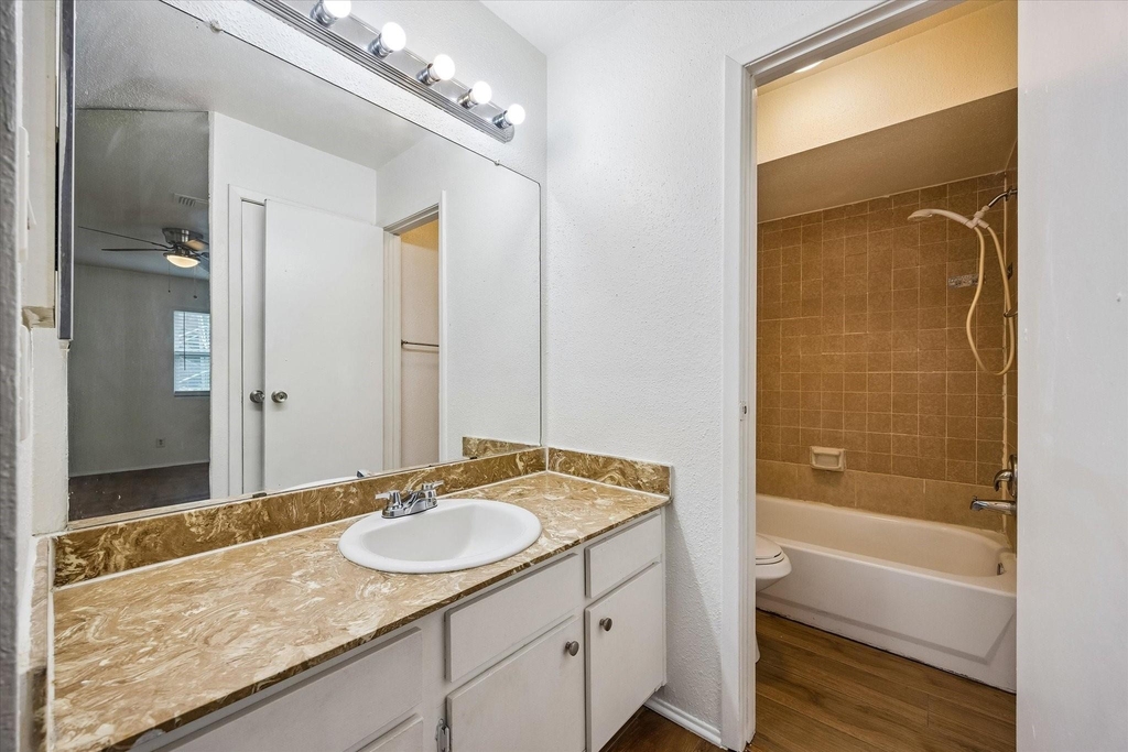 768 Memorial Mews Street - Photo 7