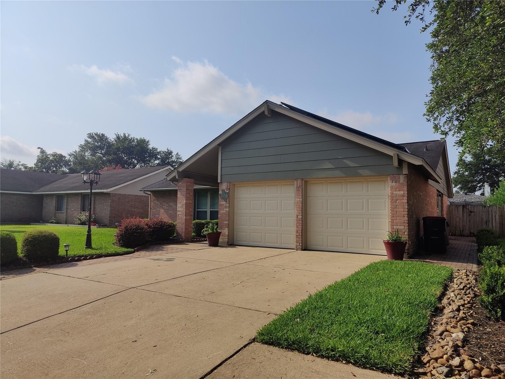 2715 Ashington Drive - Photo 2