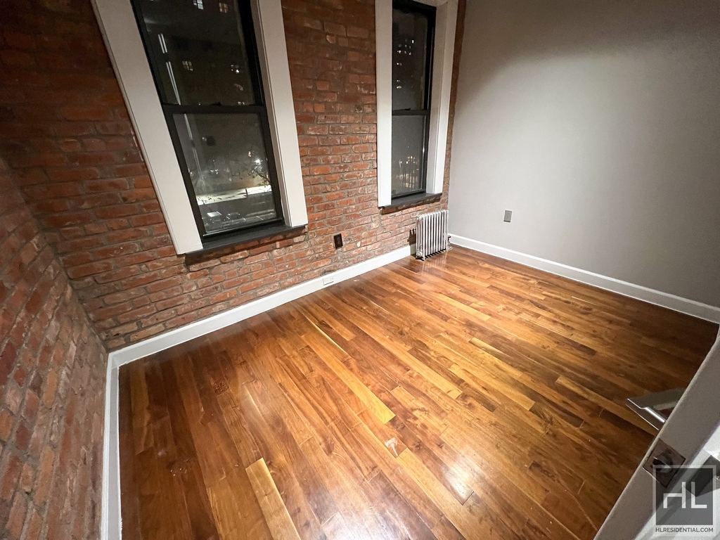 2 Avenue - Photo 2