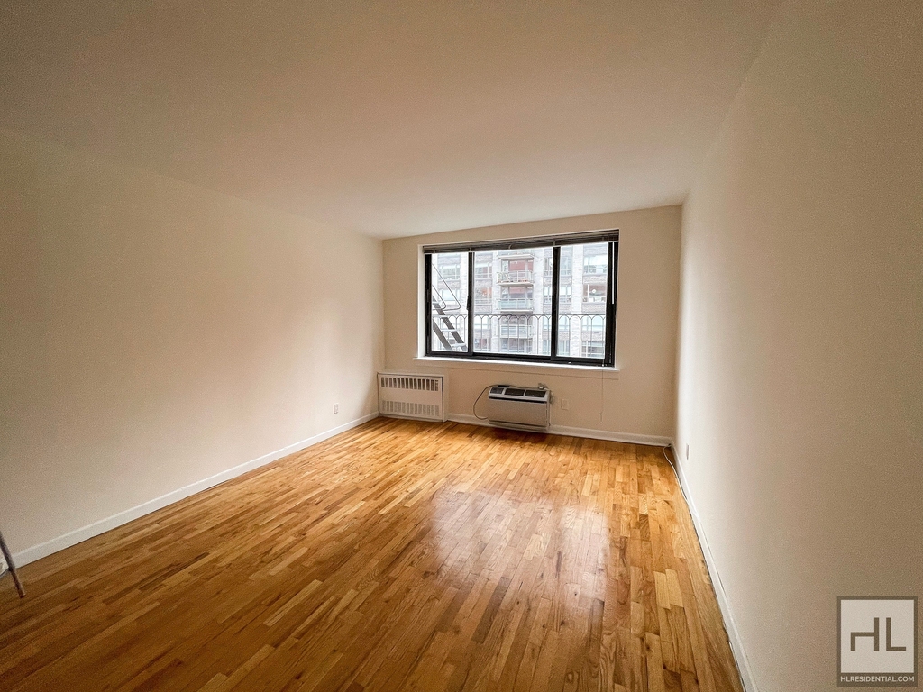York Avenue - Photo 0