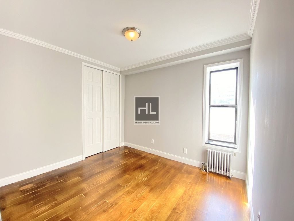 E 100th St - Photo 4