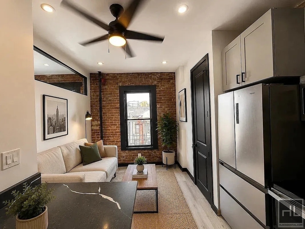 2nd Avenue - Photo 4