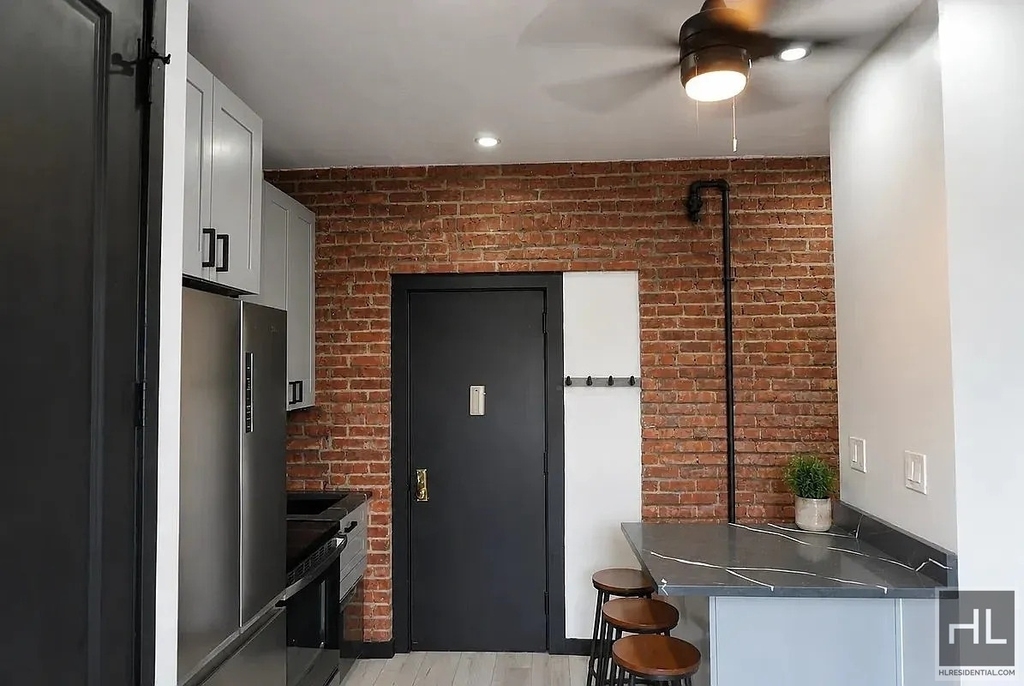 2nd Avenue - Photo 5