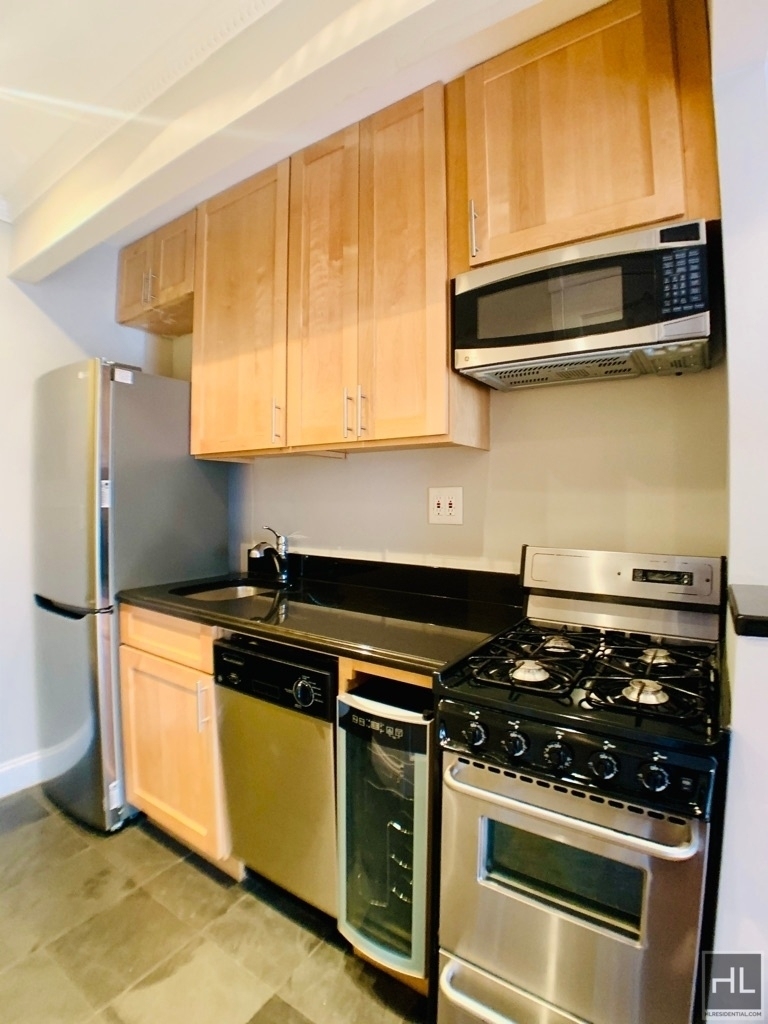 Tenth Avenue - Photo 2