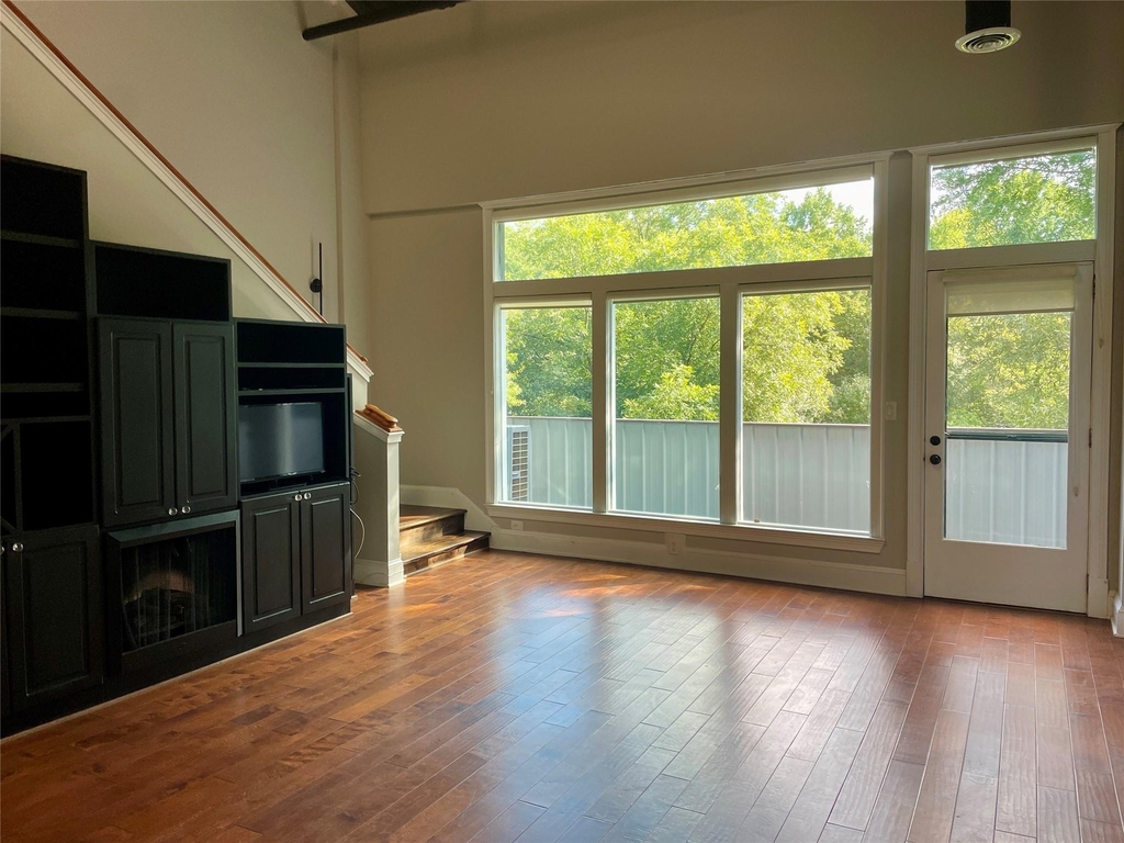250 W Washington Street - Photo 3