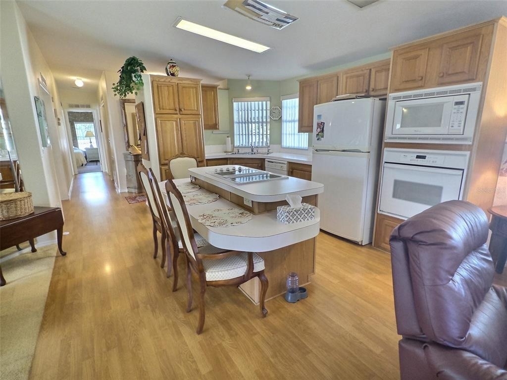 136 Pindo Palm Street W - Photo 2