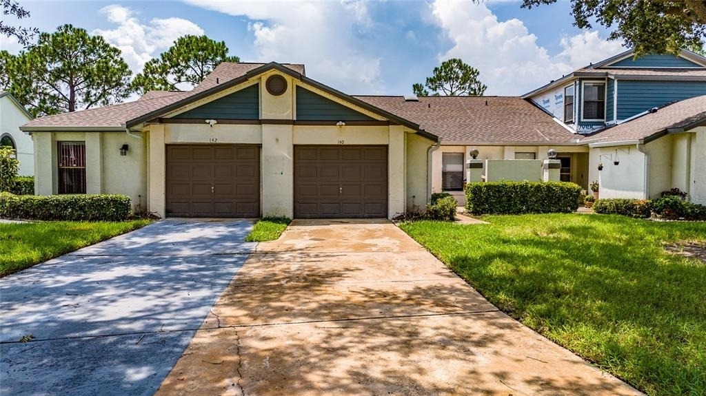 140 Lakepointe Circle - Photo 0