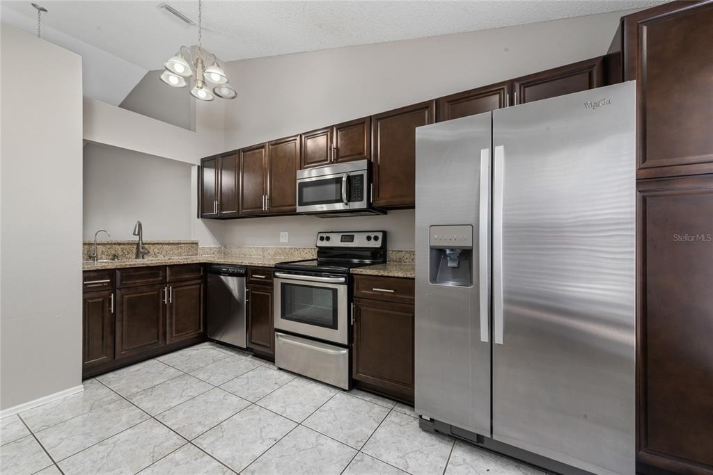 140 Lakepointe Circle - Photo 4