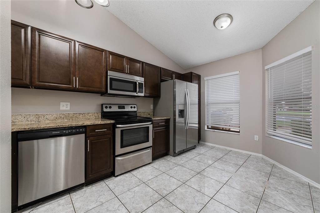 140 Lakepointe Circle - Photo 2