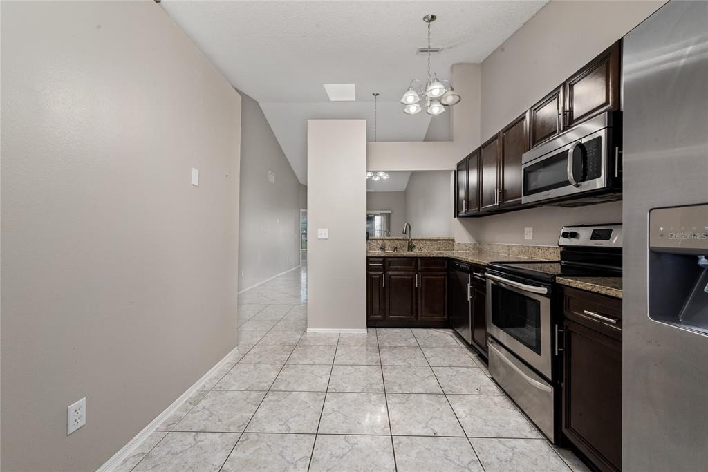 140 Lakepointe Circle - Photo 3