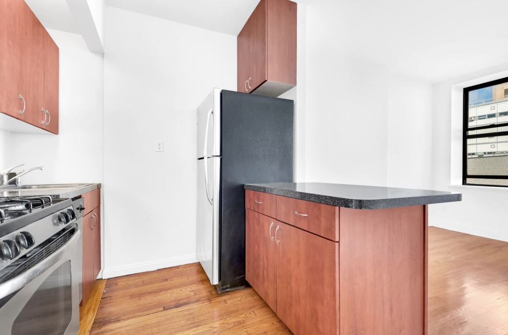 West 49th Street - Photo 1