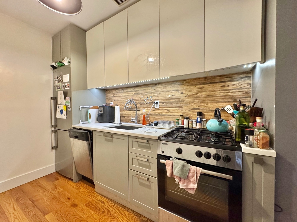 869 Park Avenue - Photo 4
