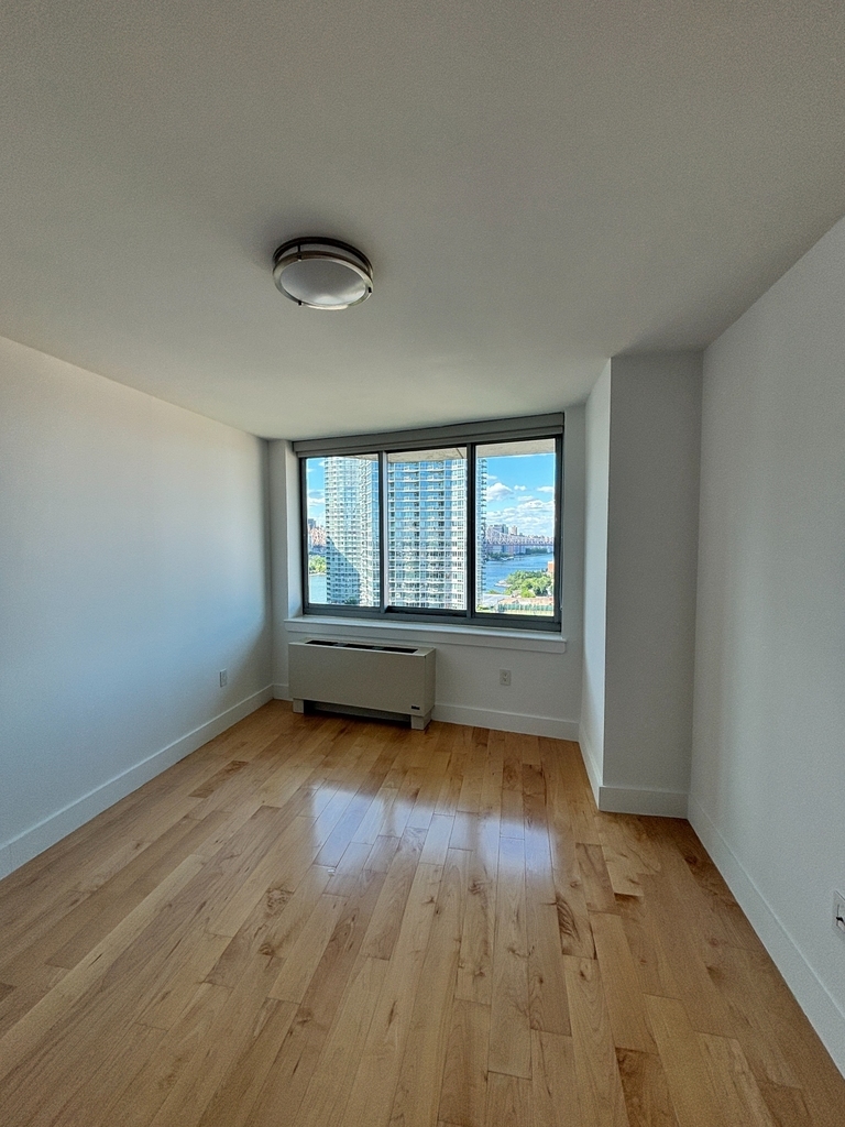 Center Boulevard - Photo 5