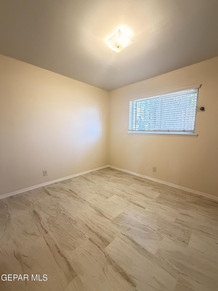 5726 Waycross Avenue - Photo 13