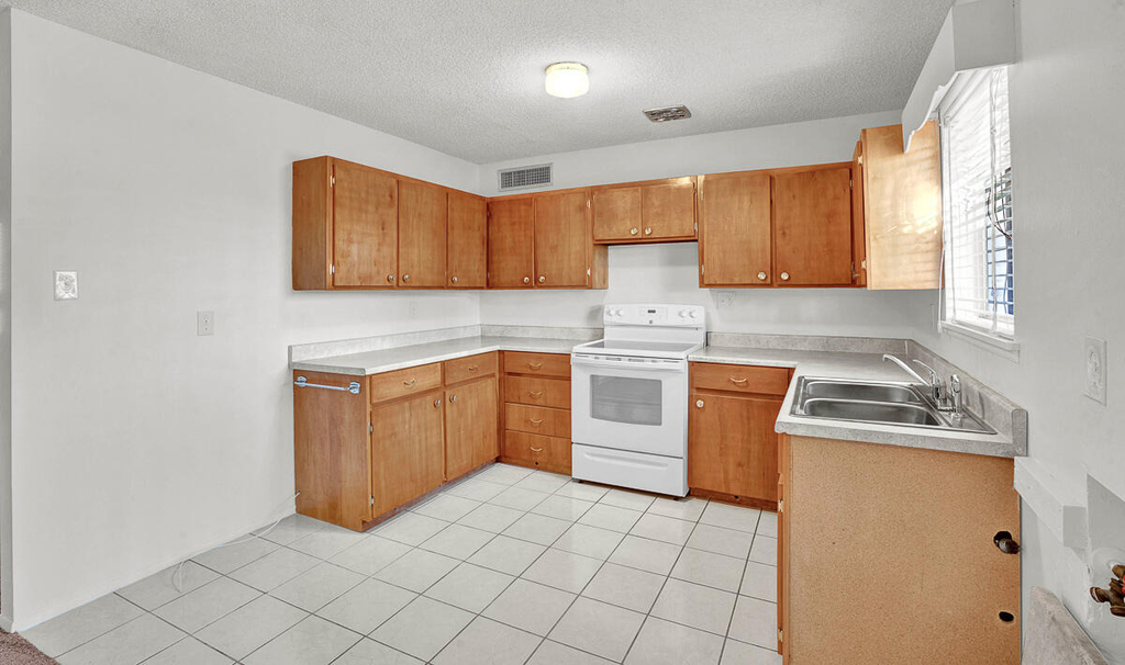 5726 Waycross Avenue - Photo 10