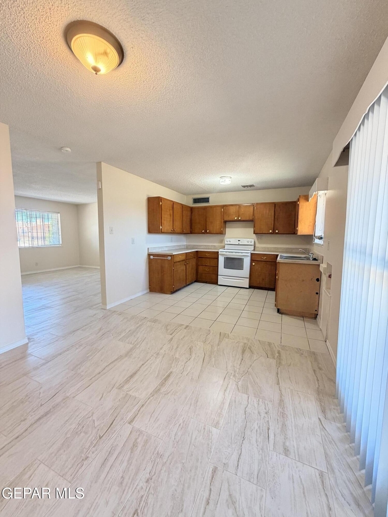 5726 Waycross Avenue - Photo 5