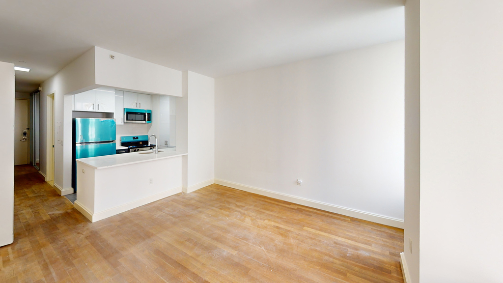 10 Hanover Square - Photo 1