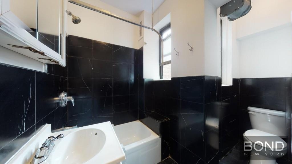 East 10th Street - Photo 11